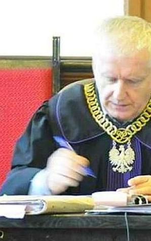 Matka nauczyciela, skazanego wczoraj na 3,5 roku więzienia: Szybki sąd, szybkie skazanie, bo nie ma dowodów a sukces musi być! Dlaczego sędzia dodał 1,5 roku więcej więzienia, niż chciał prourator? By zachować twarz w sprawie, w której nie ma dowodów?