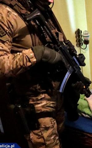 Fikcyjne faktury na setki milionów. Zatrzymania i zarzuty dla członków zorganizowanej grupy przestępczej zajmującej się oszustwami VAT-owskimi i praniem brudnych pieniędzy.