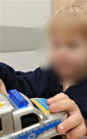 Dwulatek sam na ulicy, do tego w lekkim ubraniu. Po interwencji wszystko się wyjaśniło