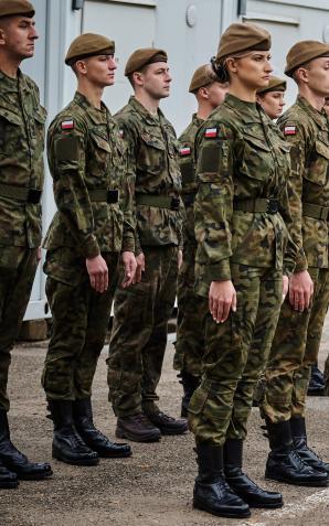 Żołnierze Ośrodka Reprezentacyjnego Wojsk Obrony Terytorialnej nie ustają w pomocy powodzianom