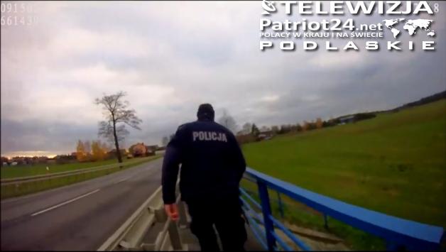 [VIDEO] Łomżyński policjant uratował życie 62-latki. Funkcjonariusz wskoczył do rzeki i wyciągnął kobietę z wody